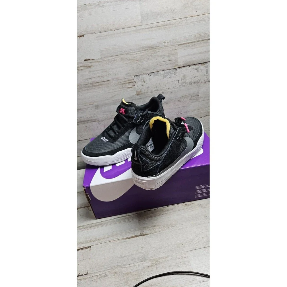 Nike SB Zoom Youth Skate Shoes Black/Pink (FN4210-002) – Size 6Y – New w/ Box